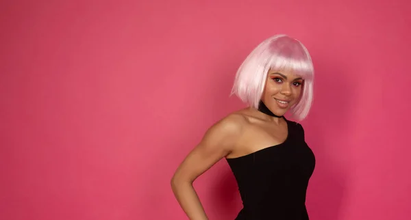 Красива Молода Сексуальна Афроамериканка Рожевим Волоссям Посміхається Камеру Позує Рожевому — стокове фото