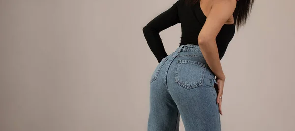 Atraente Elegante Jovem Mulher Afro Americana Calças Jeans Posando Estúdio — Fotografia de Stock