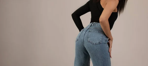 Attraktiv Snygg Ung Afrikansk Amerikansk Kvinna Denim Byxor Poserar Studio — Stockfoto