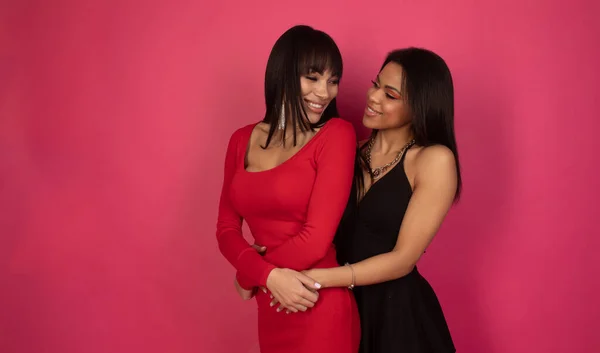 Excited Emotional Young Women Posing Together Pink Studio Background — Stock Photo, Image