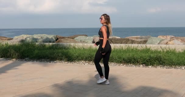 Sportowa Kobieta Trenująca Świeżym Powietrzu Przy Zachodzie Słońca Fitness Kobieta — Wideo stockowe