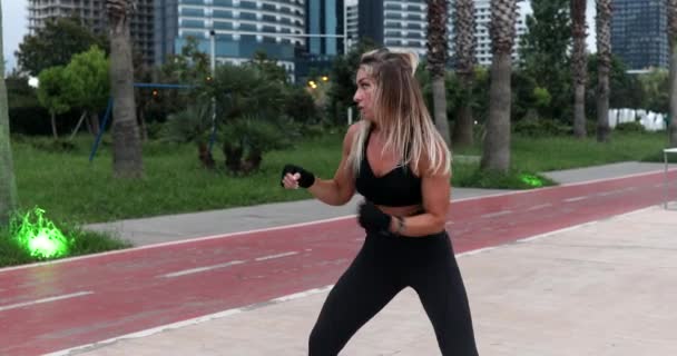 陸上競技の若い女性は海でボクシング ボ訓練 — ストック動画