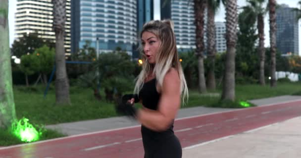 陸上競技の若い女性は海でボクシング ボ訓練 — ストック動画