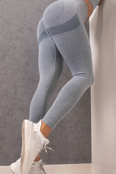 Piernas Mujer Joven Ropa Deportiva Gris Posando Estudio — Foto de Stock