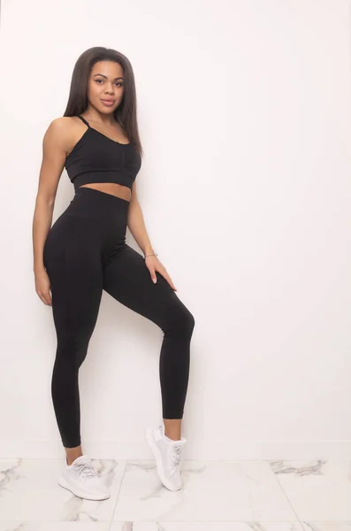 Full Length View Fit Mulher Afro Americana Sportswear Preto Posando — Fotografia de Stock