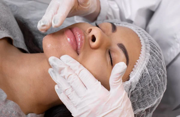 Cosmetólogo Aplicando Esencia Crema Vitaminas Esenciales Cara Para Mejorar Piel — Foto de Stock