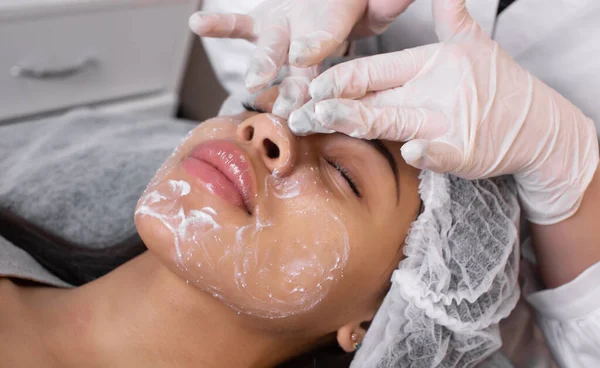 Aplicación Máscara Cosmetología Cara Joven Afroamericana Procedimiento Para Rejuvenecimiento Piel — Foto de Stock
