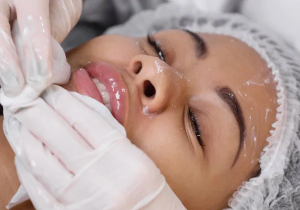 Cosmetólogo Aplicando Esencia Crema Vitaminas Esenciales Cara Para Mejorar Piel — Foto de Stock