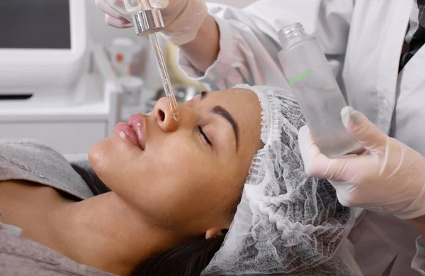 Cosmetólogo Goteando Suero Cosmético Cara Una Mujer Durante Procedimiento Belleza — Foto de Stock