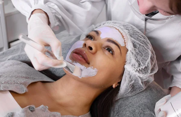 Aplicação Máscara Cosmetologia Rosto Jovem Mulher Afro Americana Procedimento Para — Fotografia de Stock