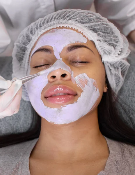 Application Cosmetology Mask Face Young African American Woman Procedure Face — Stock Photo, Image