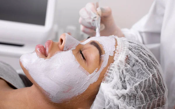 Aplicación Máscara Cosmetología Cara Joven Afroamericana Procedimiento Para Rejuvenecimiento Piel — Foto de Stock