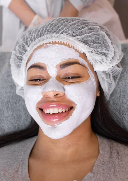 Vista Cerca Aplicación Máscara Cosmetología Cara Joven Afroamericana Procedimiento Para — Foto de Stock