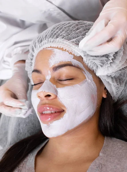 Aplicação Máscara Cosmetologia Rosto Jovem Mulher Afro Americana Procedimento Para — Fotografia de Stock