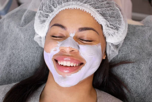 Vista Cerca Aplicación Máscara Cosmetología Cara Joven Afroamericana Procedimiento Para — Foto de Stock