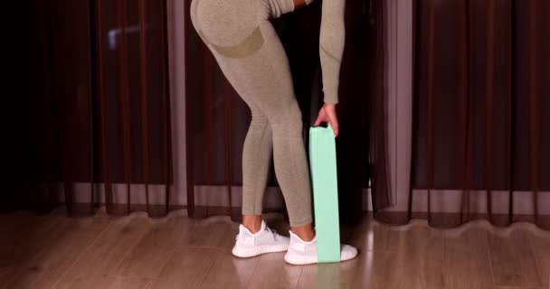Αθλητική African American Όμορφη Γυναίκα Κάνει Ασκήσεις Χρησιμοποιώντας Ένα Λαστιχάκι — Αρχείο Βίντεο