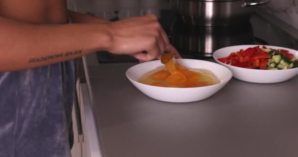 Ung Kvinna Rör Ägg Med Gaffel Närbild Matlagning Hemma Kök — Stockvideo