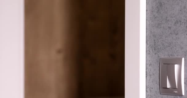 Zblízka Pohled Mužskou Ruku Držící Kliku Zavírající Dveře — Stock video