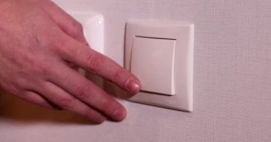 Işığı kapatan adamın yakın çekim görüntüsü