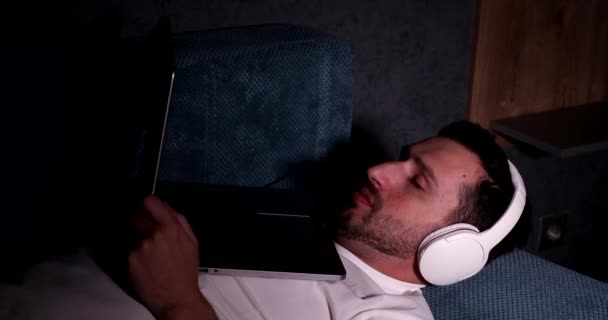 Handsome Young Man Headphones Lying Sofa Watching Movie Laptop Sleeping — Stockvideo