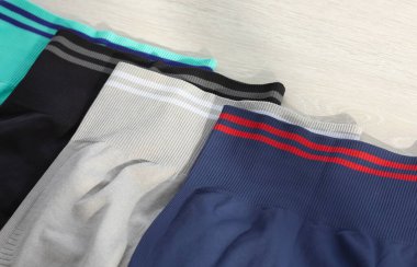 Gri arkaplanda renkli spor taytlarının üst görünümü