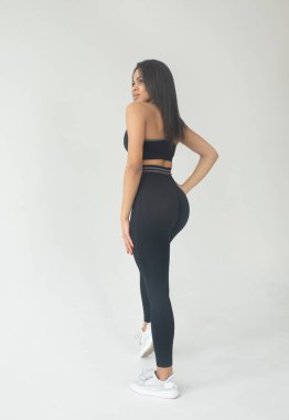 Siyah spor giyim giymiş Afro-Amerikan güzel ve formda bir kadın. 