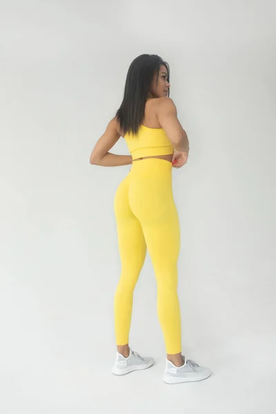 Back View Jovem Apto Afro Americano Mulher Sportswear Amarelo Posando — Fotografia de Stock