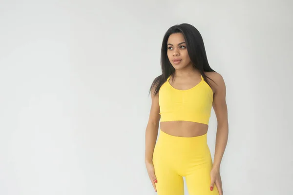 Atraktivní Mladá Fit Africký Americký Žena Žlutém Sportovním Oblečení Pózovat — Stock fotografie