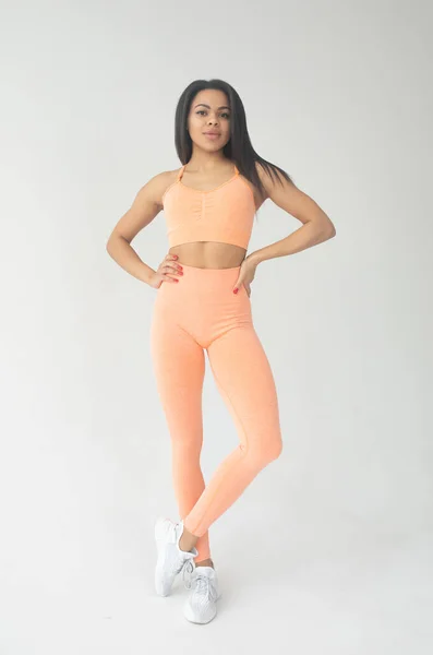 Hermosa Mujer Afroamericana Ropa Deportiva Posando Sobre Fondo Gris —  Fotos de Stock