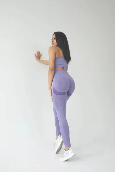 Visão Traseira Jovem Apto Afro Americano Mulher Roxo Sportswear Posando — Fotografia de Stock