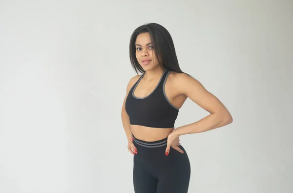 Jong Fit Afrikaans Amerikaanse Vrouw Zwart Sportkleding Glimlachen Camera Studio — Stockfoto