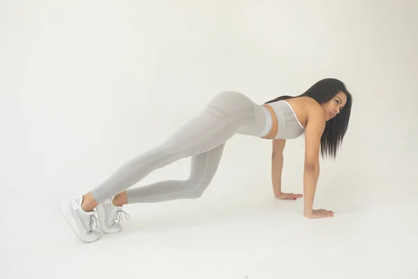 Ganzkörperansicht Der Jungen Fitten Afroamerikanerin Grauer Sportbekleidung Beim Training Studio — Stockfoto