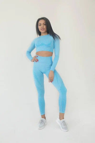 Atractiva Mujer Afroamericana Ropa Deportiva Azul Posando Sobre Fondo Gris —  Fotos de Stock