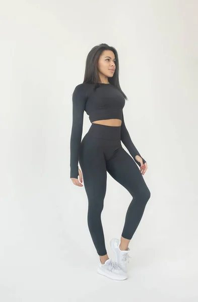 Jong Fit Afrikaans Amerikaanse Vrouw Zwart Sportkleding Poseren Grijze Achtergrond — Stockfoto