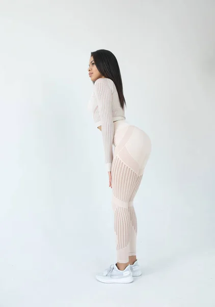 Vista Lateral Jovem Apto Afro Americano Mulher Sportswear Branco Posando — Fotografia de Stock