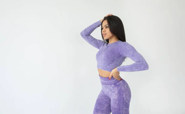 Aantrekkelijk Jong Fit Afrikaans Amerikaanse Vrouw Paars Sportkleding Poseren Grijze — Stockfoto