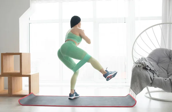 Athletic Fit Meisje Doet Fitness Aerobic Oefeningen Met Een Elastische — Stockfoto