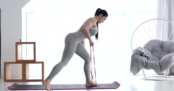 Sportovní Fit Mladá Žena Cvičení Elastickou Páskou Uvnitř Home Fitness — Stock video