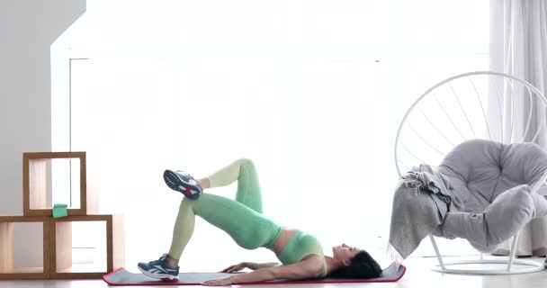 Athletic Fit Meisje Doet Fitness Aerobic Oefeningen Woonkamer Thuis Fitness — Stockvideo