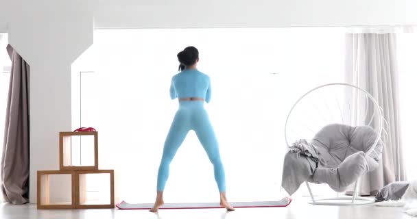 Αθλητικό Κορίτσι Γυμναστικής Κάνει Αερόβιες Ασκήσεις Στο Σαλόνι Αρχική Έννοια — Αρχείο Βίντεο