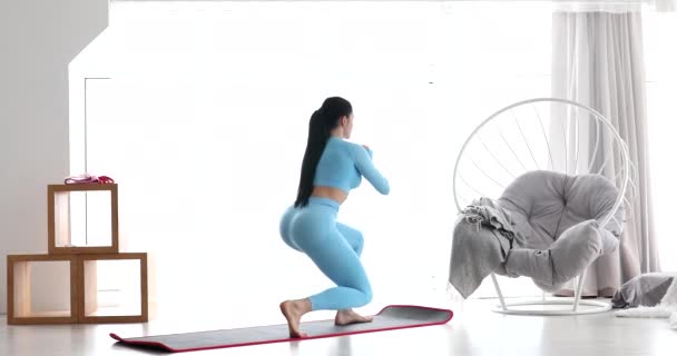 Athletisch Fittes Mädchen Bei Fitness Aerobic Übungen Wohnzimmer Home Fitness — Stockvideo