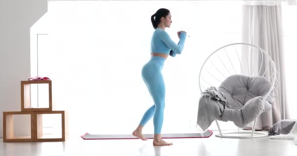 Αθλητικό Κορίτσι Γυμναστικής Κάνει Αερόβιες Ασκήσεις Στο Σαλόνι Αρχική Έννοια — Αρχείο Βίντεο