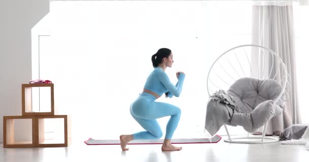 Atletisk Passform Flicka Gör Fitness Aerobic Övningar Vardagsrummet Hemmaträning Och — Stockvideo
