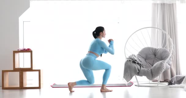 Athletisch Fittes Mädchen Bei Fitness Aerobic Übungen Wohnzimmer Home Fitness — Stockvideo