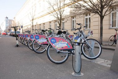 Polonya, Varşova, Mart 2022. Şehirde bir saatlik kira için sıra sıra motorlar..