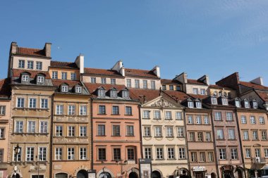SAVAŞ, POLAND - 12 Mart 2022. Renkli ve geleneksel binalar, restoranlar, kafeler, turistler, Varşova, Polonya 'daki portre ressamları ile Eski Kent Pazar Meydanı (Rynek Starego Miasta).