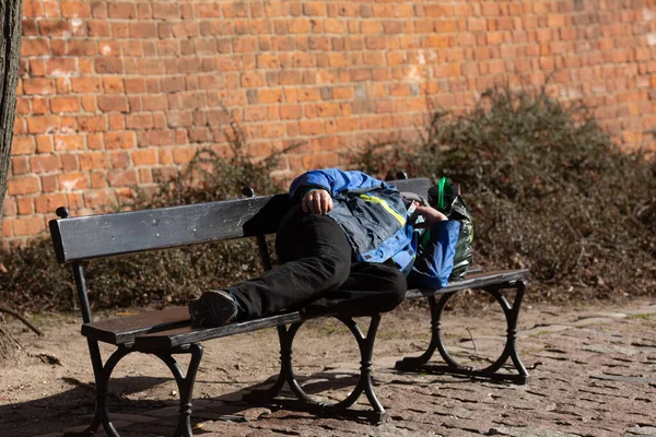 Povero Stanco Depresso Affamato Senzatetto Rifugiato Che Dorme Sulla Panchina — Foto Stock