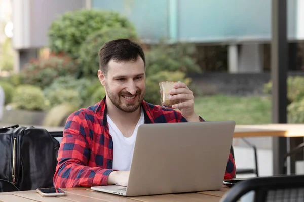 Hombre Guapo Navegando Por Red Ordenador Portátil Mientras Bebe Café — Foto de Stock