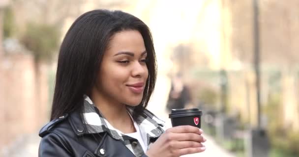 커피를 마시고 아프리카계 여성을 웃으면서 — 비디오