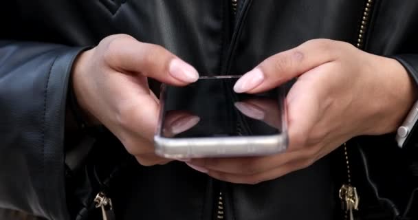 Nahaufnahme Schwarzer Frauenhände Mit Einem Smartphone Das Inhalte Auf Der — Stockvideo